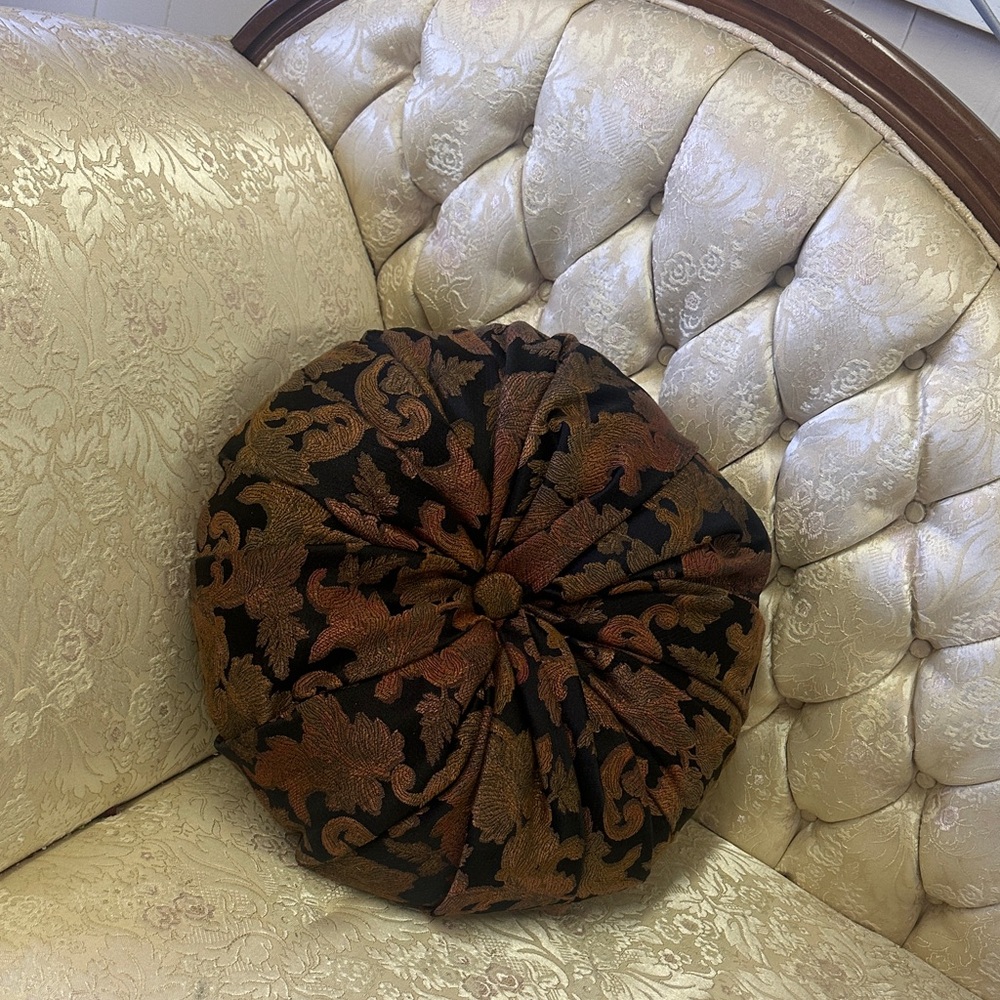 Round Tufted Throw Pillow